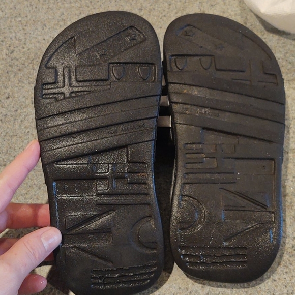 Girls size 1 Adidas slip on slides - Picture 2 of 5